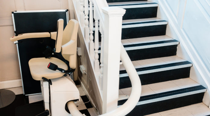 Instalar una salvaescaleras puede cambiar su vida, si usted está en silla de ruedas